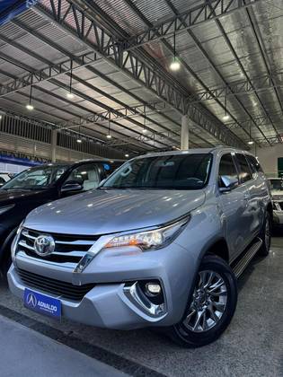 TOYOTA HILUX SW4 2.8 SRX 4X4 7 LUGARES 16V TURBO INTERCOOLER DIESEL 4P AUTOMÁTICO